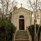 ...anticipato da una decina di gradini
